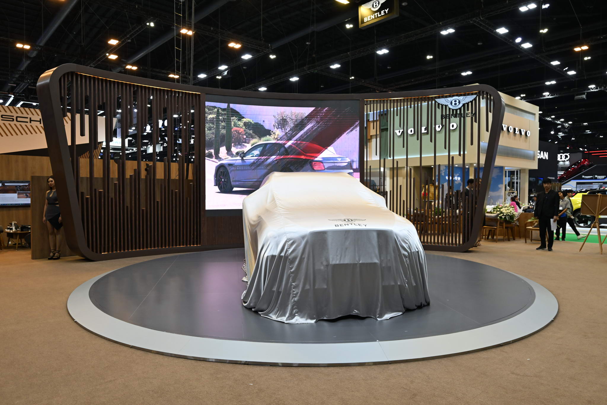 A Bentley Bangkok hivatalosan bemutatja a BENTAYGA S HYBRID-et, egy vad luxus sportterepjárót.