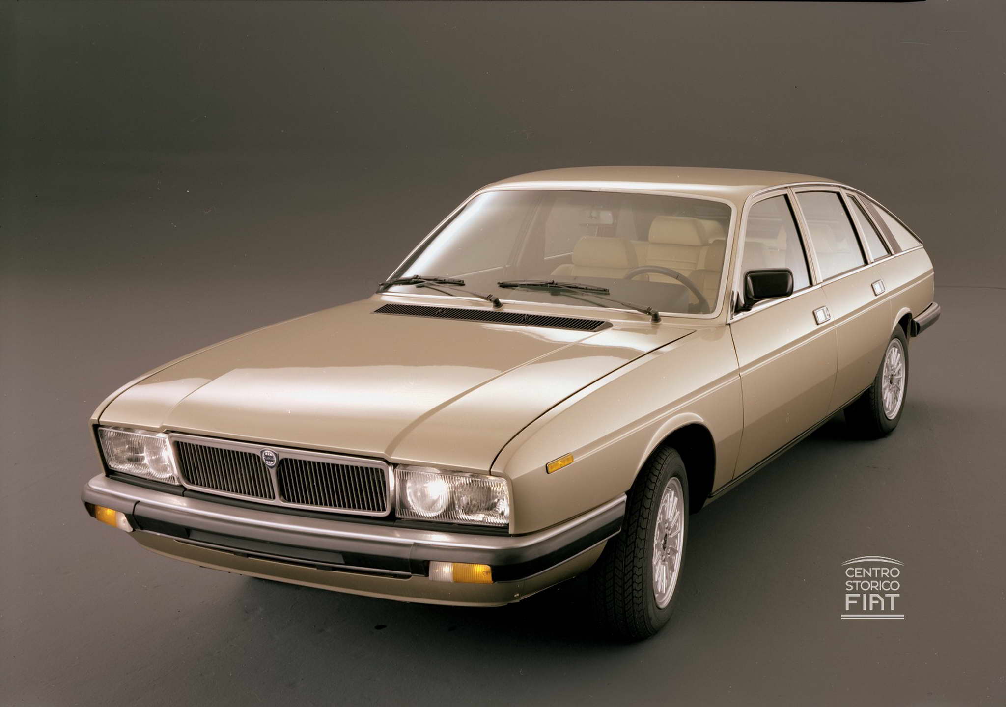 LANCIA GAMMA: 50 ÉV ELEGANCIA ÉS INNOVÁCIÓ A TORINÓI ZÁSZLÓSHAJÓBAN