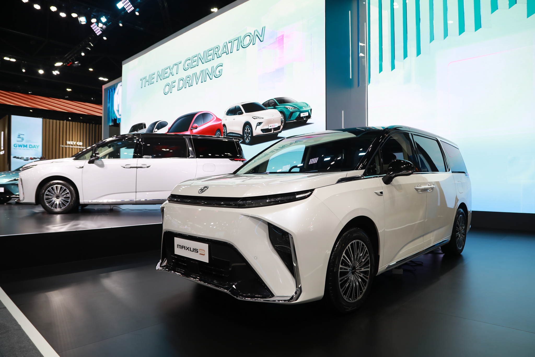 Az MG két új elektromos modellt mutatott be: Érkezik az MG MAXUS 9 V+ és a megújult MG4 MY2026