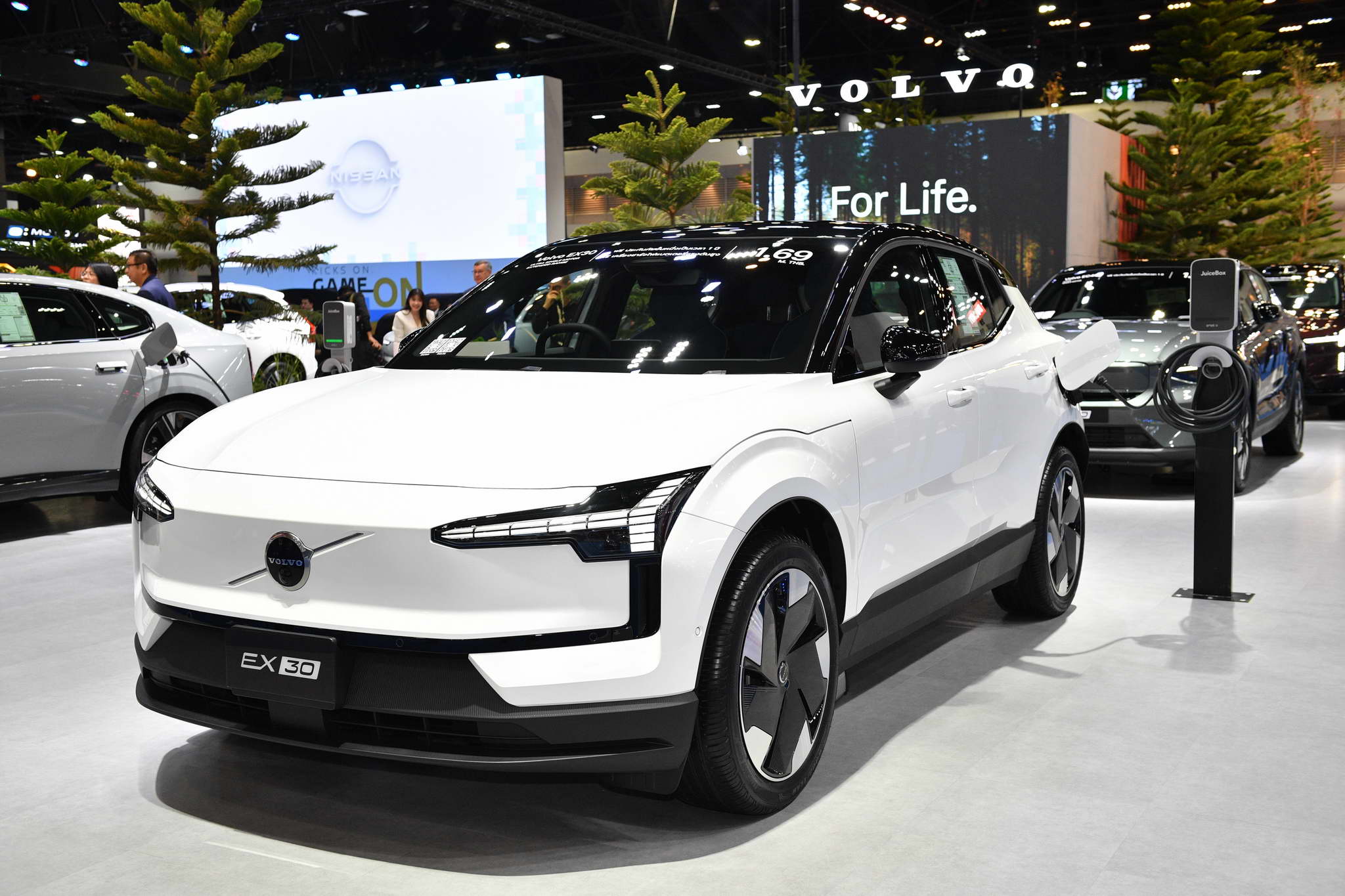A Volvo 5 éves, első osztályú biztosítási ajánlattal emeli az elektromos járművek színvonalát Thaiföldön ‑a 2026-os Autószalonon a Volvo EX90-re